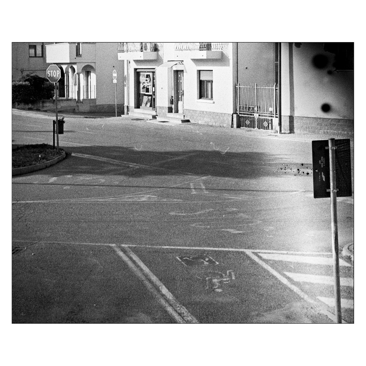 leobellandi's tweet photo. #pratosesia #filmisnotdead #filmphotography #bnwfilmphotography #fotografiaanalogica #fotografiaanaloga #paesaggioitaliano #experimentalphotography #rodinal #mediumformatfilm #fotografiasperimentale #selfmadecamera #bnwphotography #urbanlandscape #blancoynegro #fotografie #analog https://t.co/rfPxUFpCYP