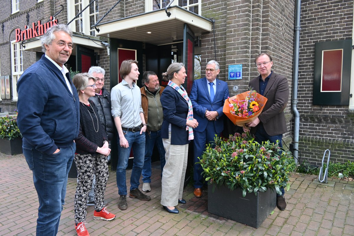 Brinkhuis  sinds vandaag officieel VVV informatiepunt. Vanochtend werd het VVV  Informatiepunt geopend in het Brinkhuis door wethouder <a href="/FritsWesterkamp/">Frits Westerkamp</a>  , Brinkhuis directeur Leon Schouten  en Mariëtte Zivkovic-Laurenta, coördinator van <a href="/vvvgooivecht/">Visit Gooi & Vecht</a>  
hartvanlaren.nl/opening-vvv-in…