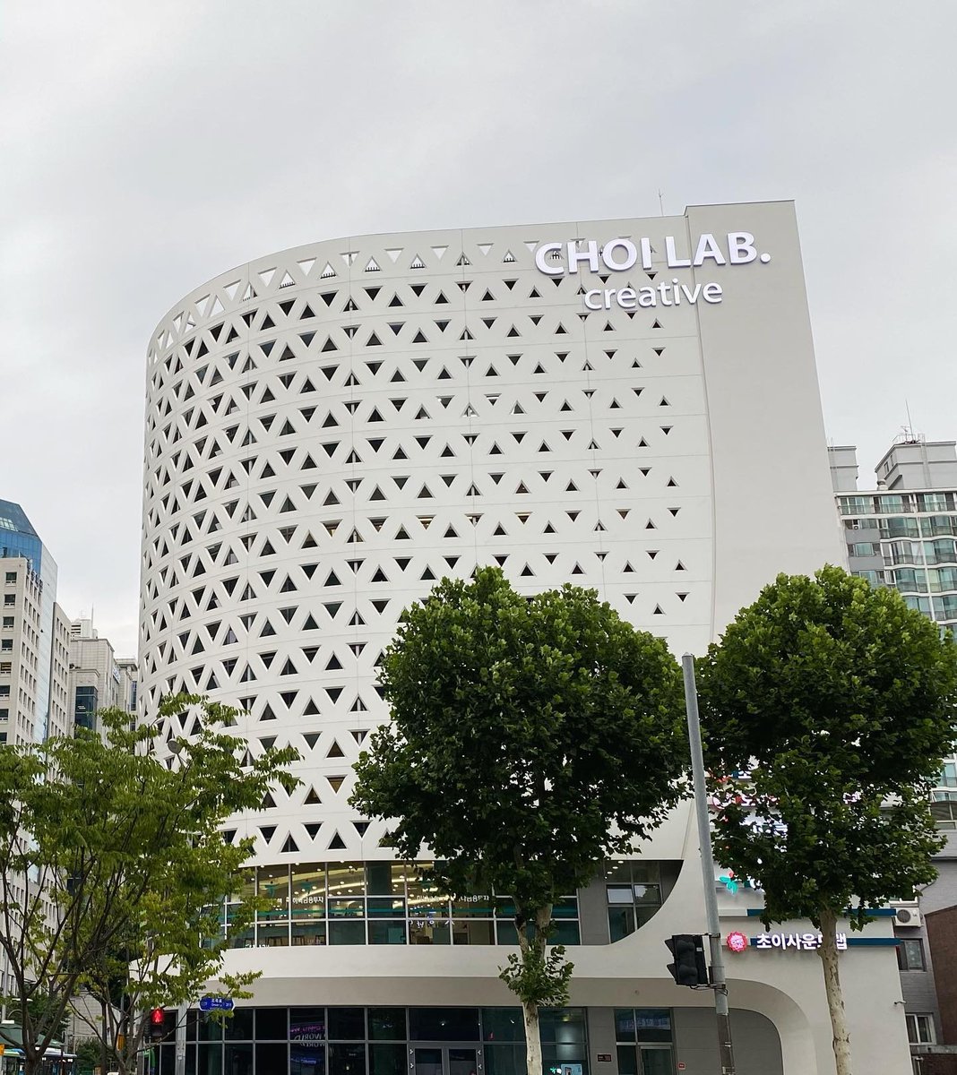 ctzbomi's tweet photo. choi creative lab is animation, digital and licensing company and the CEO choi shingyu is the chairman and organizing committee of Seoul Music Awards!!

damn, i can't wait for chobom, hayoung, namjoo comeback and bomi solo debut!! 😭🔥 https://t.co/YKBVoYl8uG