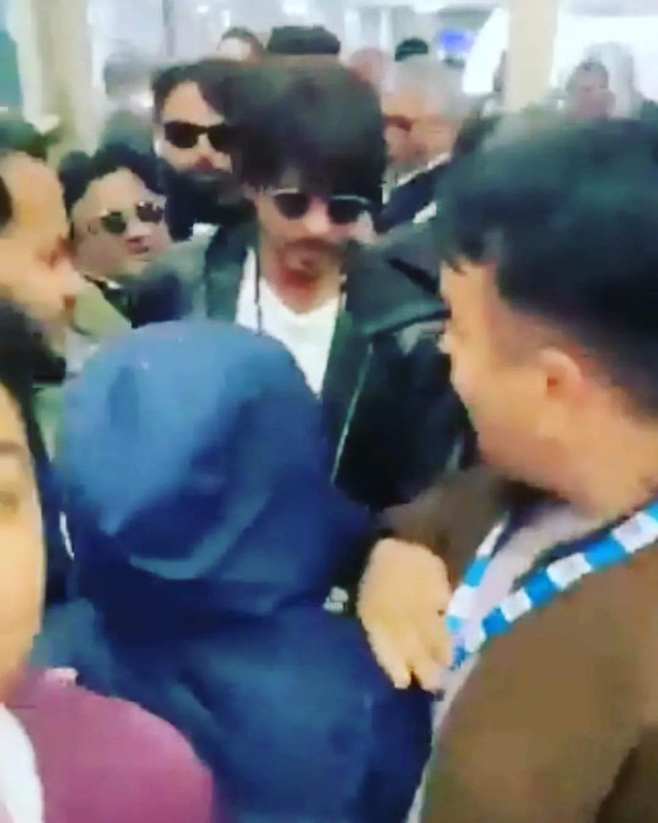 GroundRealityN1's tweet photo. #Ground_Reality_News..
King Khan spotted at Srinagar airport, fans were eager to take selfie with Shah Rukh Khan

#Srinagar #ShahRukhKhan #Bollywood https://t.co/vbL5ir5J91