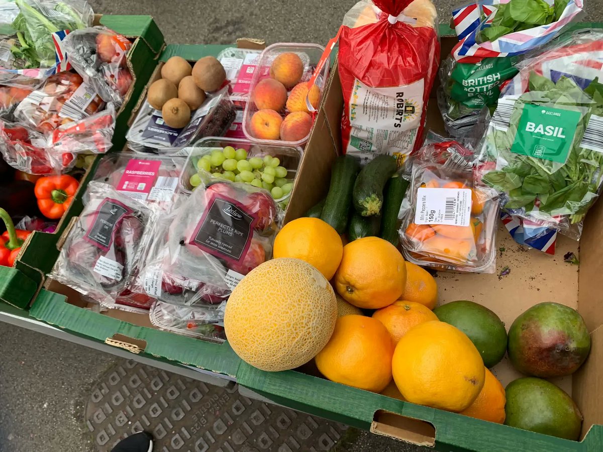 Loads of fruit, veg and all the pastries all free at the pantry at the @MarysCenter in West Derby yesterday with St Andrews Community Network & @SFoodbanks.

#freefood #freefoodfridays #liverpool #foodpantry #westderby #community #tastenotwaste #sharingiscaring
