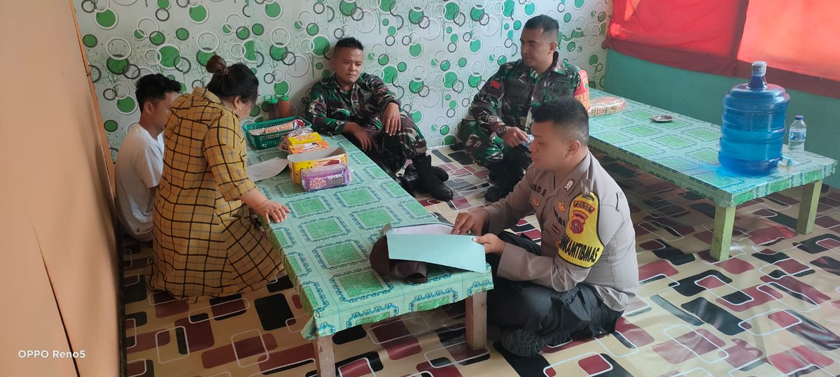 TalangPolsek's tweet photo. Bhabinkamtibmas bersama bhabinsa nagari batang barus bersilaturahmi dengan masyarakat Nagari Batang Barus  dan juga memberikan himbauan serta arahan supaya masyarakat mematuhi aturan aturan yang ada di negara dan di masyarakat 
Serta norma norma yang berlaku https://t.co/1lY2S1mvrg