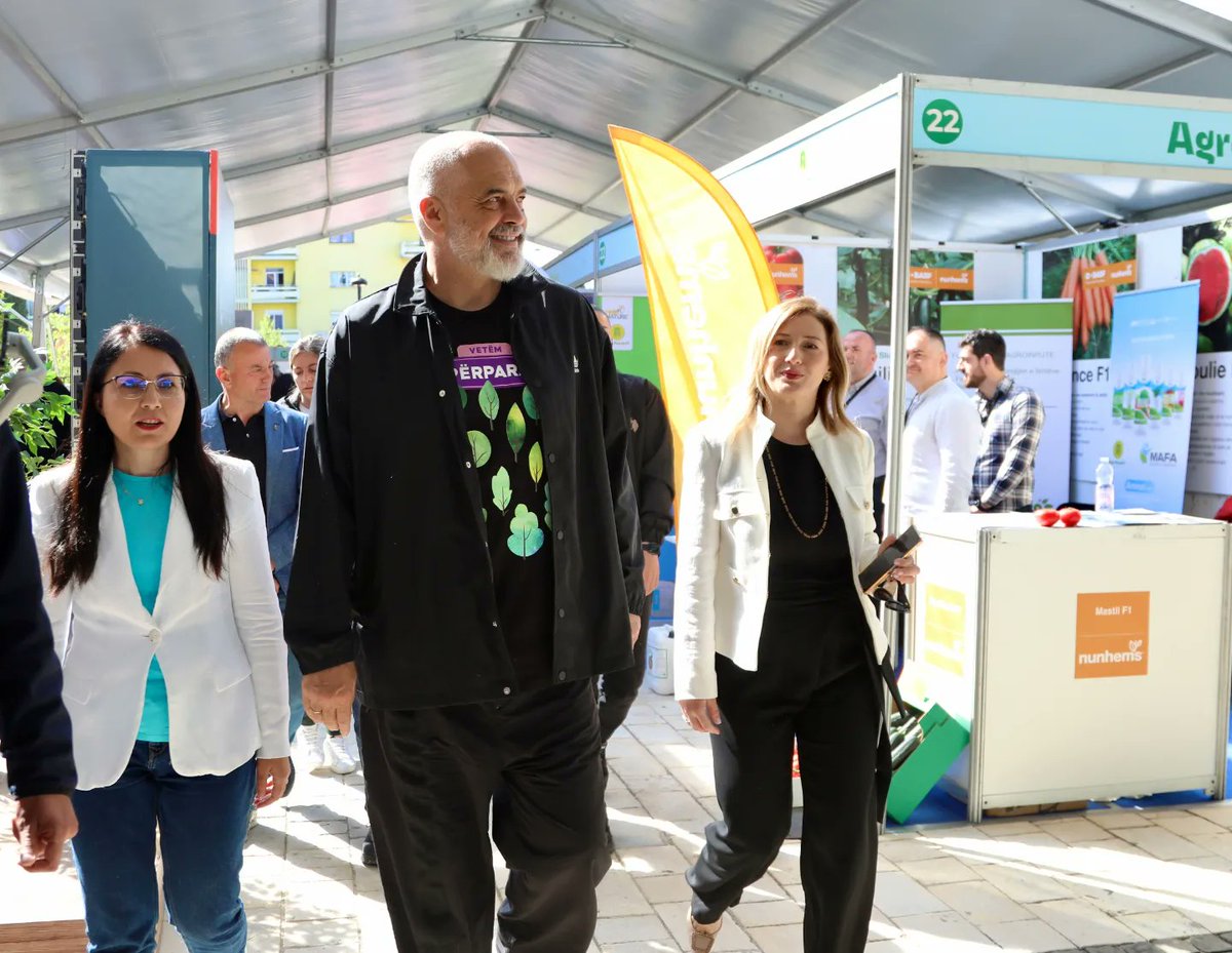 IcebergExhibit1's tweet photo. Panairi ndërkombëtar "Ditët e Bujqësisë 2023" tërhoqi edhe vëmendjen e kryeministrit Z. @ediramaal i cili vizitoi stendat, shtrëngoi duart dhe falenderoi të gjithë pjesëmarrësit për kontributin që japin çdo ditë për bujqësinë shqiptare. https://t.co/UPG1M7q8uu