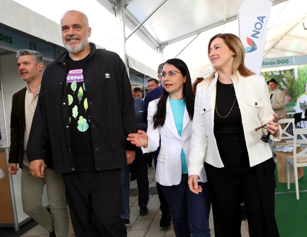 IcebergExhibit1's tweet photo. Panairi ndërkombëtar "Ditët e Bujqësisë 2023" tërhoqi edhe vëmendjen e kryeministrit Z. @ediramaal i cili vizitoi stendat, shtrëngoi duart dhe falenderoi të gjithë pjesëmarrësit për kontributin që japin çdo ditë për bujqësinë shqiptare. https://t.co/UPG1M7q8uu