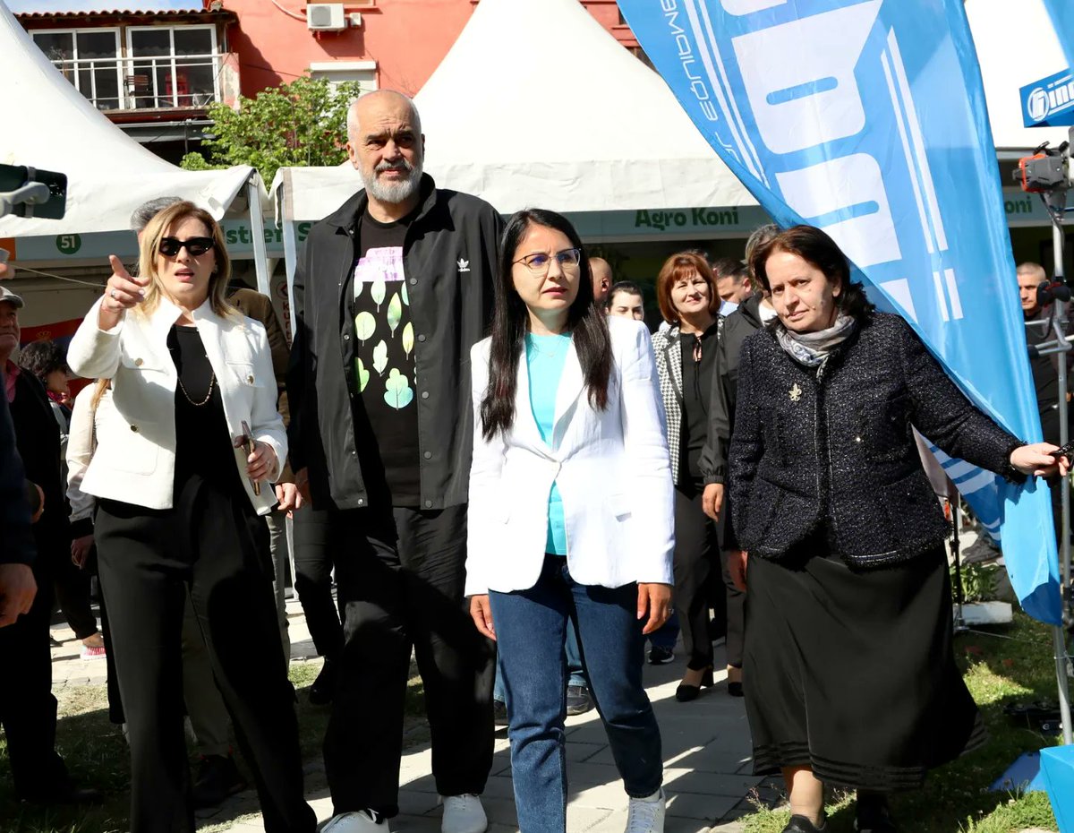 IcebergExhibit1's tweet photo. Panairi ndërkombëtar "Ditët e Bujqësisë 2023" tërhoqi edhe vëmendjen e kryeministrit Z. @ediramaal i cili vizitoi stendat, shtrëngoi duart dhe falenderoi të gjithë pjesëmarrësit për kontributin që japin çdo ditë për bujqësinë shqiptare. https://t.co/UPG1M7q8uu