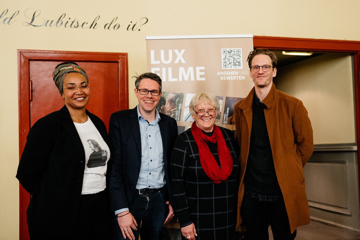 Europarl_DE's tweet photo. Wir bedanken uns bei MEP @Martina_michels, @triangleofsad Ko-Producer Clemens Köstlin, Filmkritiker Florian Koch und Moderatorin @ClaraDrammeh für den tollen Film-Talk zum @luxaward im @Babylon_Berlin https://t.co/zDNavGnf62