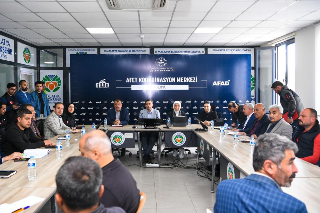 Valimiz Hulusi Şahin, Milletvekilimiz Öznur Çalık, Çevre, Şehircilik ve İklim Değişikliği Bakanlığı Yapı İşleri Genel Müdürü Banu Aslan, Kaymakamlarımız, İlçe Belediye Başkanlarımız ve Kurum Amirleri ile kırsal mahallelerimizin sorunları hakkında istişare ve değerlendirme