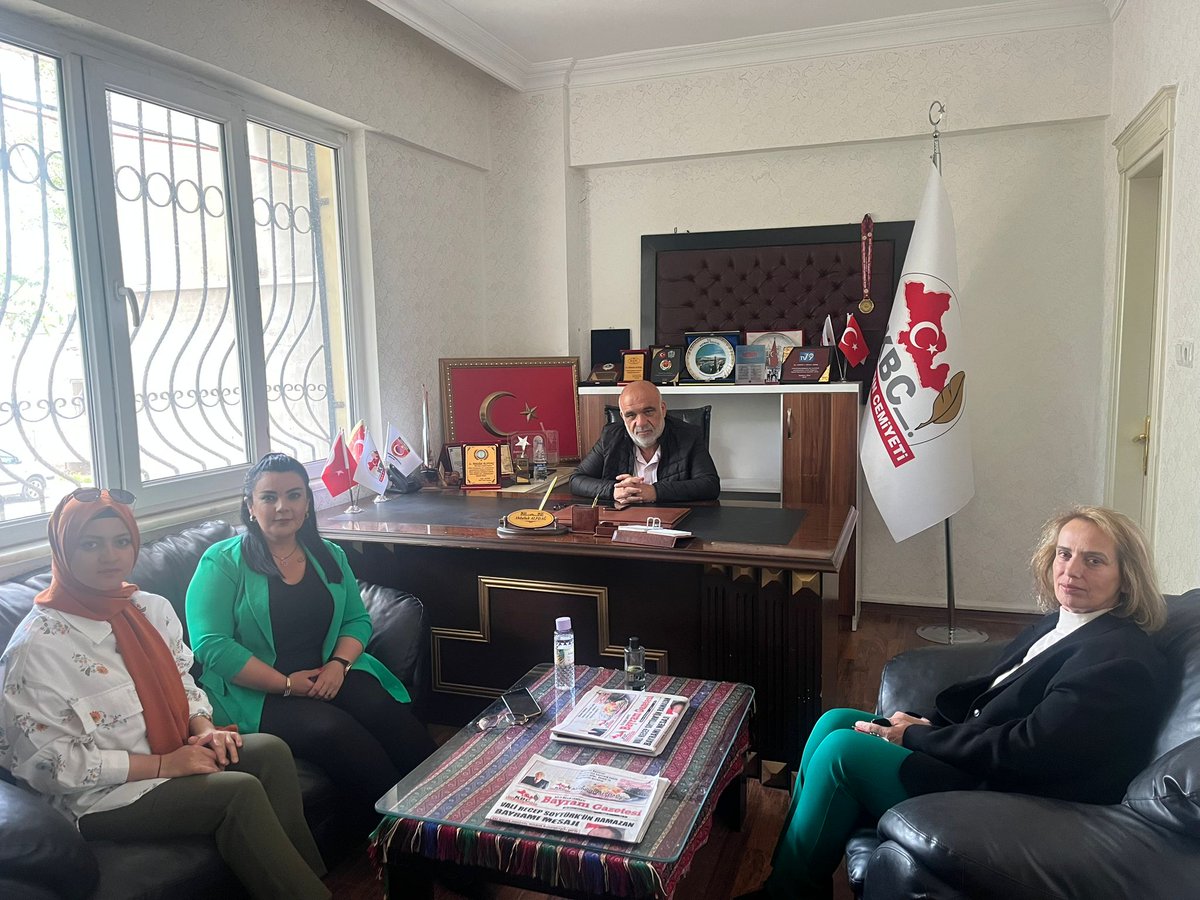 AkKiliss's tweet photo. Ak Parti Kilis İl Kadın Kolları Başkanımız Gönül Öztin ve Yönetim Kurulu Üyelerimiz ile birlikte Kilis Basın Cemiyeti Başkanı Abdullah Alpdağ'ın Vefat Eden Eşi İçin Taziye Ziyaretinde Bulunduk.  Merhumeye Allahtan rahmet Kalanlara Sabır Diliyoruz. https://t.co/y4CRijM58s