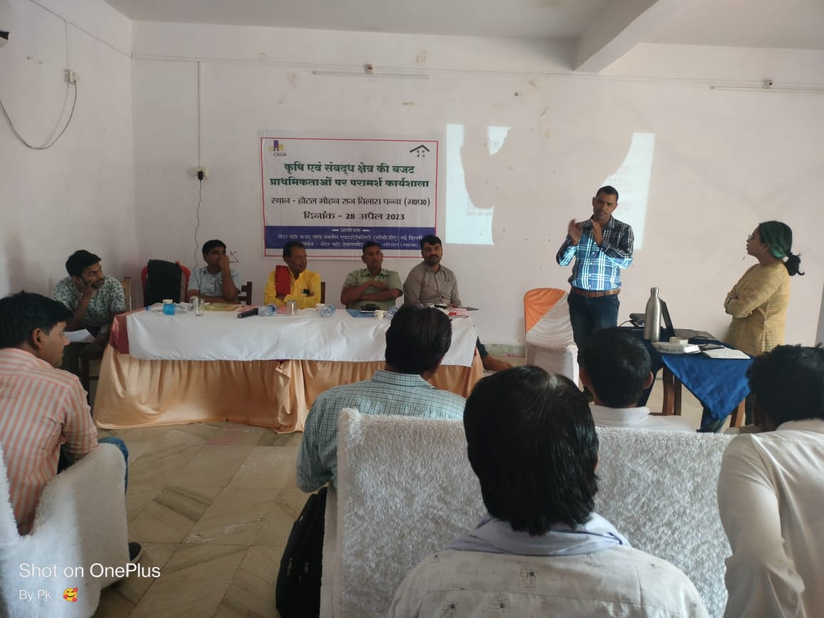 Samarthan_CDS's tweet image. @CBGAIndia and @samarthan_org organized a workshop in Panna focusing on agriculture budget priorities. Attendees included officials from District Panchayat, Krishi Vigyan Kendra, and farmers' organizations.
#AgricultureBudgetWorkshop #FarmersFirst #Collaboration #agriculture