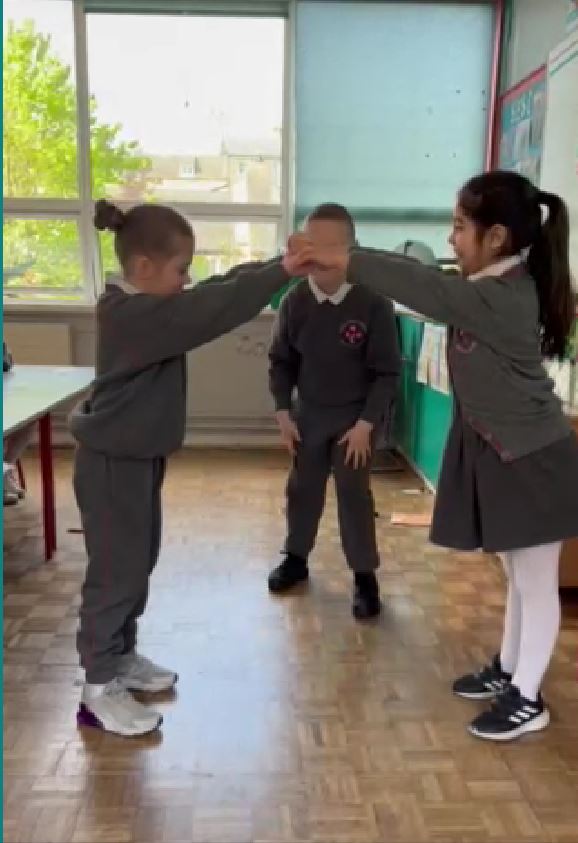 ScoilChaitBaggo's tweet image. Gaeilge i Rang a hAon
Bhí Rang a hAon ag foghlaim faoin teach i ranganna Gaeilge. Rinne siad gníomhaíochtaí spraíúil i ngrúpaí chun cleachtadh a dhéanamh.scoilchaitrionabaggotstreet.ie/wp-content/upl….

scoilchaitrionabaggotstreet.ie/irish-lessons-…