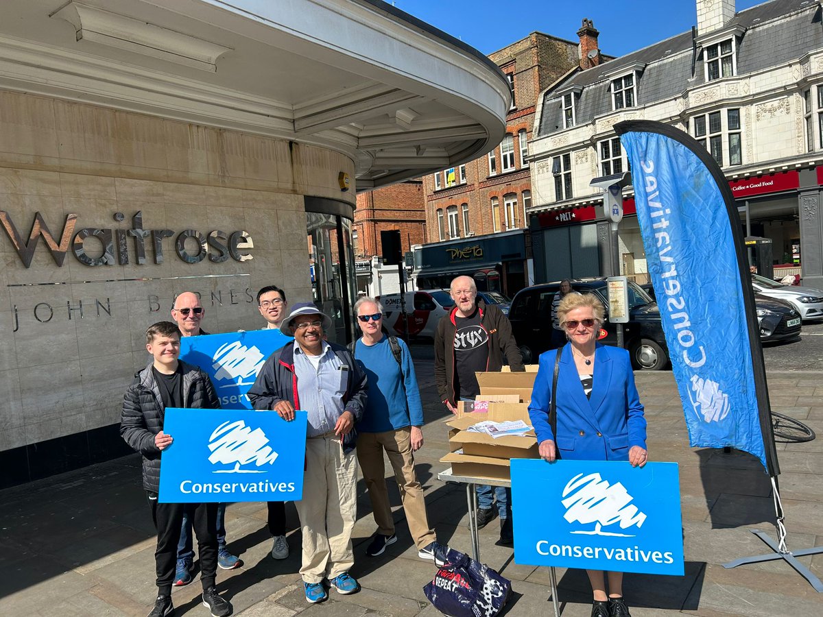 CamdenTories's tweet photo. Don Williams &amp; team are talking with residents in #SouthHampstead about priorities. We'll address the #O2Centre &amp; deliver for our community, not shady developers. Joined by the incredible Cllr @StephenLStark1, who has proven that the right local Cllr can make all the difference. https://t.co/lhZC2NXBqu