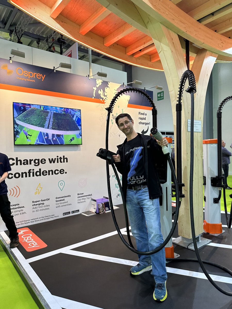 The_PlugSeeker's tweet photo. Had great chat today with @Osprey_Dora at the @OspreyCharging stand. Really interested to here about @ChargeUK_ and all the coming together of charger operators in U.K. to work together🙌 

PS. Love these bendy @KempowerOyj units! @osprey_ian https://t.co/Fol0dLdpuS