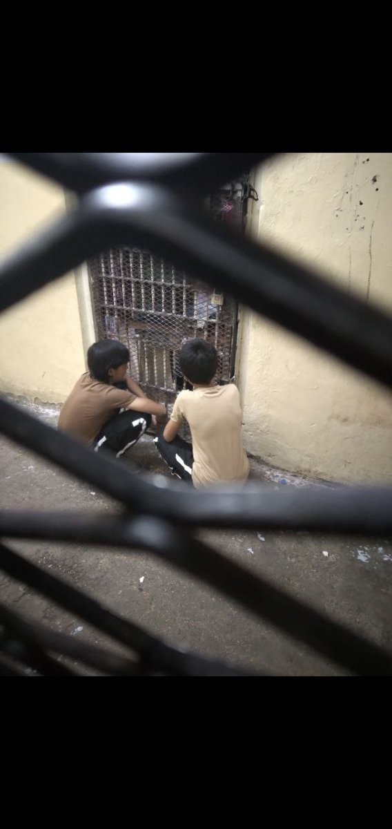 Düşün! Ya o senin annen olsaydı? Ya da sen annesine sarılamayan o çocuk olsaydın? Ne yapardın... 
Çocuklar Annesiz Uyuyor
Çocuklar Annesiz Uyuyor
Çocuklar Annesiz Uyuyor