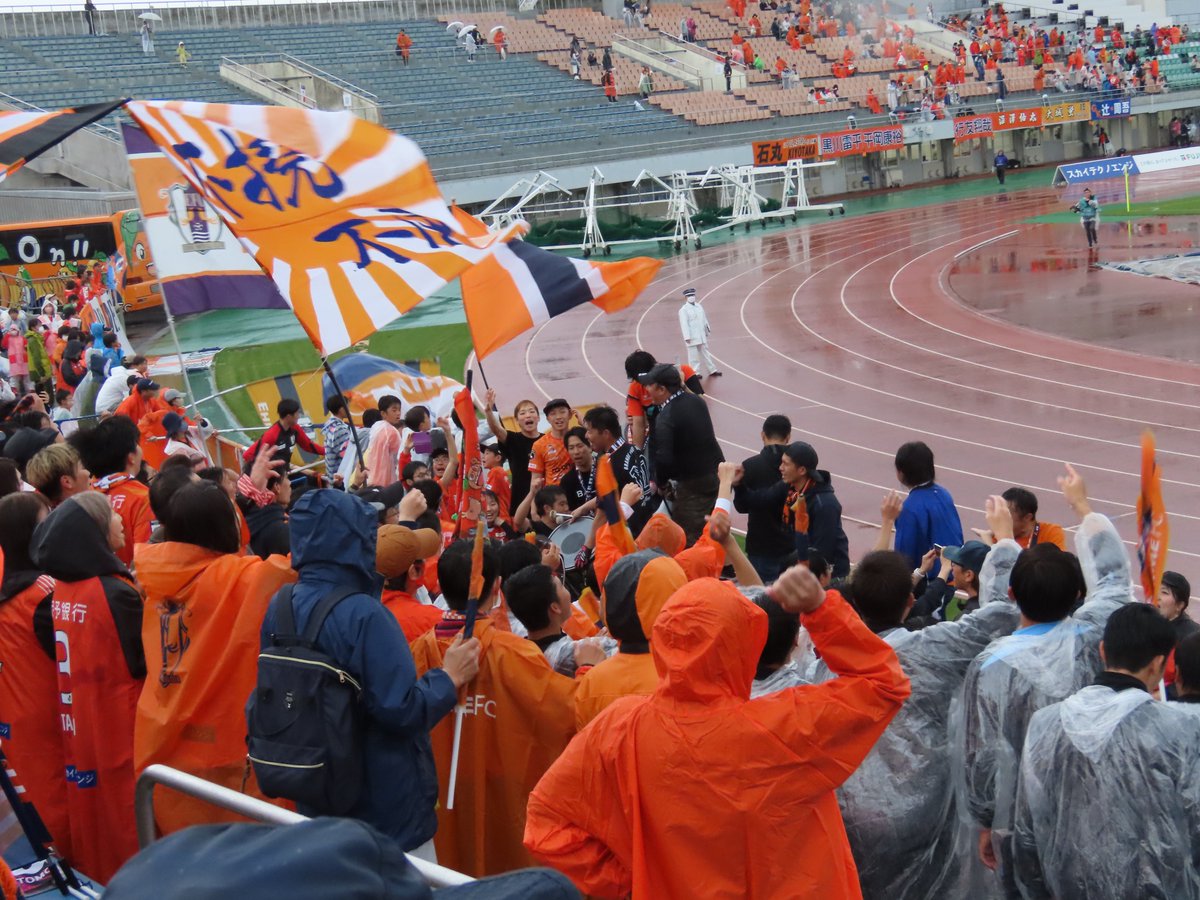 orenge_green's tweet photo. #愛媛FC VS FC琉球戦 生憎、雨が降り続ける中での試合でしたが #benduncan #ベンダンカン 選手の公式戦初ゴールと更に逆転の2ゴール目⚽️も決めて愛媛FC逆転勝利🙌 https://t.co/MoY6xr9C3U