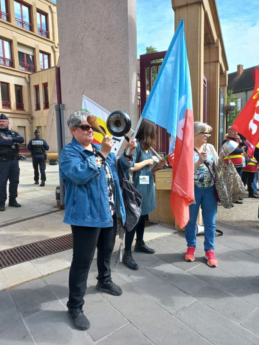 heritier_louise's tweet photo. 📣 Explosions de #Patator et #Casserolade pour Charlotte Caubel, Secrétaire d'Etat auprès de la 1ere Ministre chargée de l'enfance en visite à Moulin hier!
Les militant-es Insoumis-es ont répondu à l'appel de la #CGT
Pas question de tourner la page 64 ans c'est non ! https://t.co/9Fkmcm3MwU