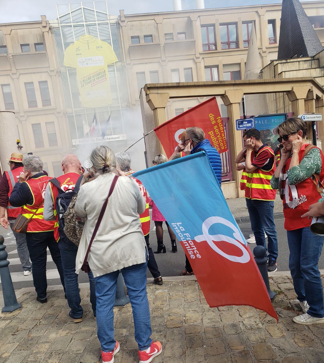 heritier_louise's tweet photo. 📣 Explosions de #Patator et #Casserolade pour Charlotte Caubel, Secrétaire d'Etat auprès de la 1ere Ministre chargée de l'enfance en visite à Moulin hier!
Les militant-es Insoumis-es ont répondu à l'appel de la #CGT
Pas question de tourner la page 64 ans c'est non ! https://t.co/9Fkmcm3MwU