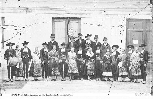 BurriezaMateos's tweet photo. Un recuerdo para nuestros paisanos de #Bermillo en la boda de #AlfonsoXII(1878) #DiaInternacionalDeLaDanza #Sayago
Fuente: Fototeca del Patrimonio Histórico [@ipcepatrimonio]. Búsqueda: "«Sayago».
https://t.co/cKcLW7i1Tl https://t.co/kz7OZ8AyQF
