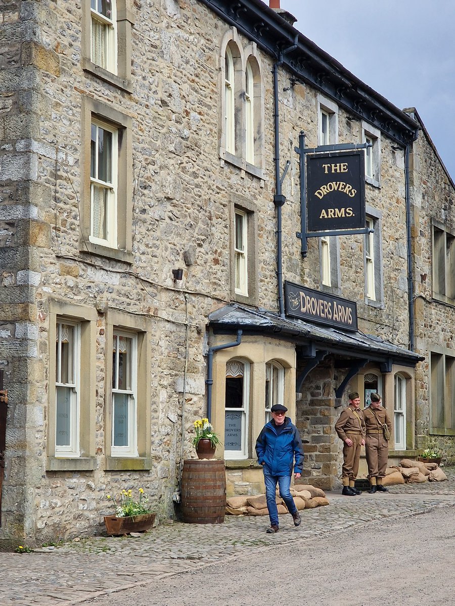 A Walton in 'Darrowby.' 😉 A chance visit to the set of 'All Creatures Great And Small”, a lovely series filmed in Yorkshire. #ACGAS #AllCreaturesPBS @AllCreaturesTV @exitthelemming @Dev_Grassington