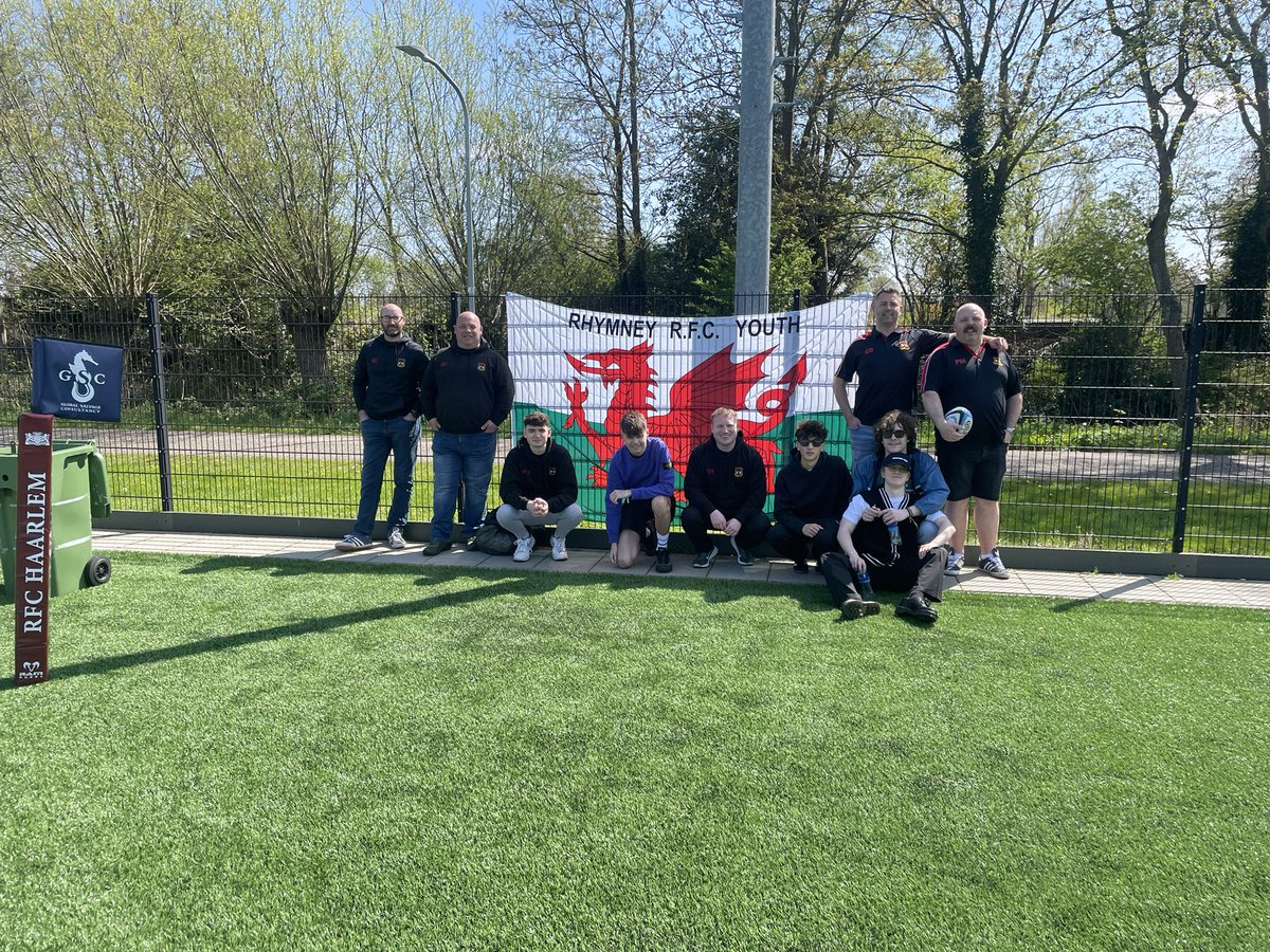 We have arrived at RFC Haarlem ahead of our tour game this afternoon with our famous team flag and some of our travelling supports #UppaBrewers #BrewersYoof 🔴⚫️🏉