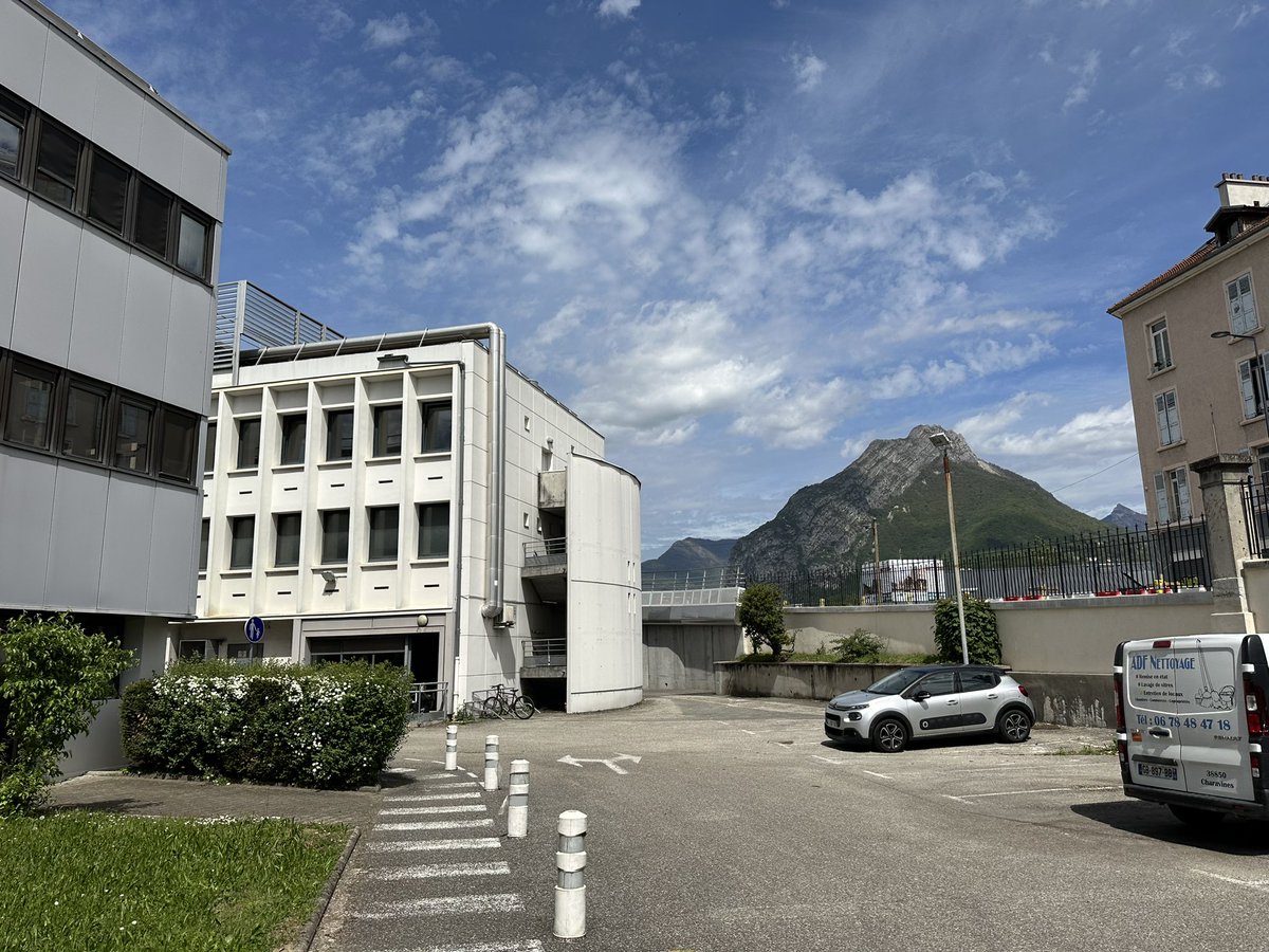 oliviermis's tweet photo. Et ainsi s’achèvent les deux semaines sur le site de Grenoble pour nos équipes, avec 7 visites de prospects et diverses opérations de maintenance (onduleurs, GE, clim et upgrade du backbone) :) https://t.co/liPgNxmGdL