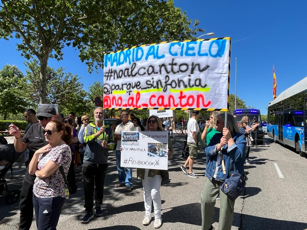 nines2603's tweet photo. En @parque_sinfonia @no_al_canton C/SINFONÍA 11 , calificado ACUSTICO RESIDENCIAL @MADRID @bcarabante @SerranoAlfonso @AlmeidaPP_ @MarianoFuentesS @Mtnezparamo @ppopular @CsMadridCiudad SE LO ESTAN SALTANDO @fiscal_es @DefensorPuebloE @ICAEv_UACh @ecologistas https://t.co/qs3DzS2OW3