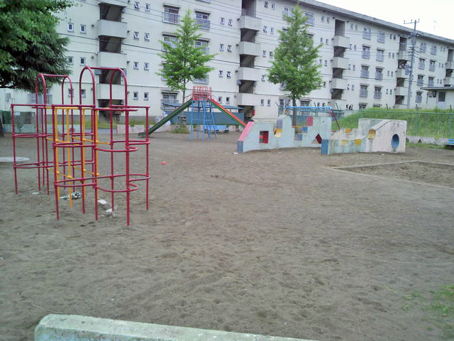 kantoku666's tweet photo. 固定ツイート用に改めてツイートし直しておこう。

1枚目がかつての我が家があった18号棟
2枚目がその隣の公園
3枚目がショッピングセンター跡地
4枚目がその隣の公園

この写真を撮った頃はまだ人が住んでいました。

#二俣団地 #千葉県 #市川市 https://t.co/OAKTxMhxX8