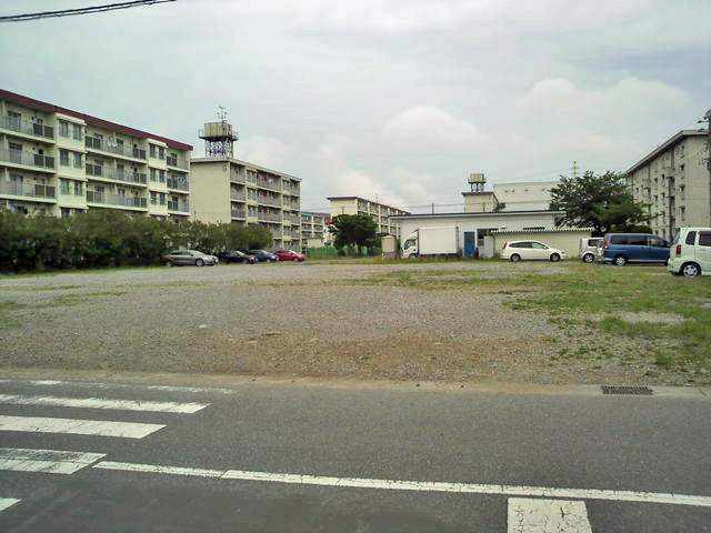 kantoku666's tweet photo. 固定ツイート用に改めてツイートし直しておこう。

1枚目がかつての我が家があった18号棟
2枚目がその隣の公園
3枚目がショッピングセンター跡地
4枚目がその隣の公園

この写真を撮った頃はまだ人が住んでいました。

#二俣団地 #千葉県 #市川市 https://t.co/OAKTxMhxX8