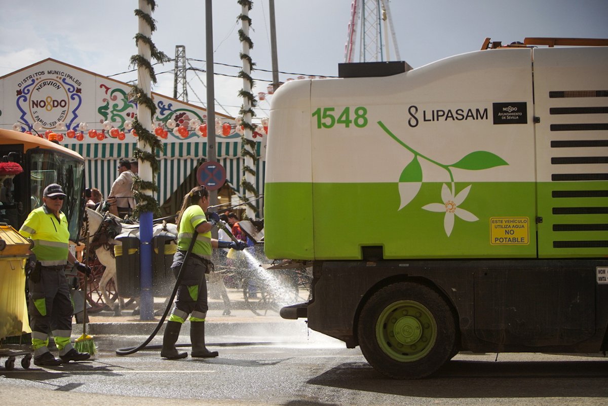 Ayto_Sevilla's tweet photo. 🧹👌🏼 @LipasamSevilla ya ha dejado la ciudad preparada para el último día de la #FeriaSevilla23.
¡#CumpleTuParte y ayúdanos a mantenerla en perfecto estado! 🙏🏻 No tires nada al suelo y usa papeleras y contenedores. https://t.co/yEZT9fDoOw