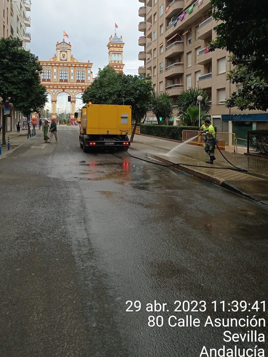 Ayto_Sevilla's tweet photo. 🧹👌🏼 @LipasamSevilla ya ha dejado la ciudad preparada para el último día de la #FeriaSevilla23.
¡#CumpleTuParte y ayúdanos a mantenerla en perfecto estado! 🙏🏻 No tires nada al suelo y usa papeleras y contenedores. https://t.co/yEZT9fDoOw