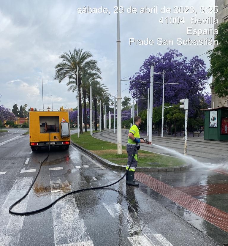 Ayto_Sevilla's tweet photo. 🧹👌🏼 @LipasamSevilla ya ha dejado la ciudad preparada para el último día de la #FeriaSevilla23.
¡#CumpleTuParte y ayúdanos a mantenerla en perfecto estado! 🙏🏻 No tires nada al suelo y usa papeleras y contenedores. https://t.co/yEZT9fDoOw