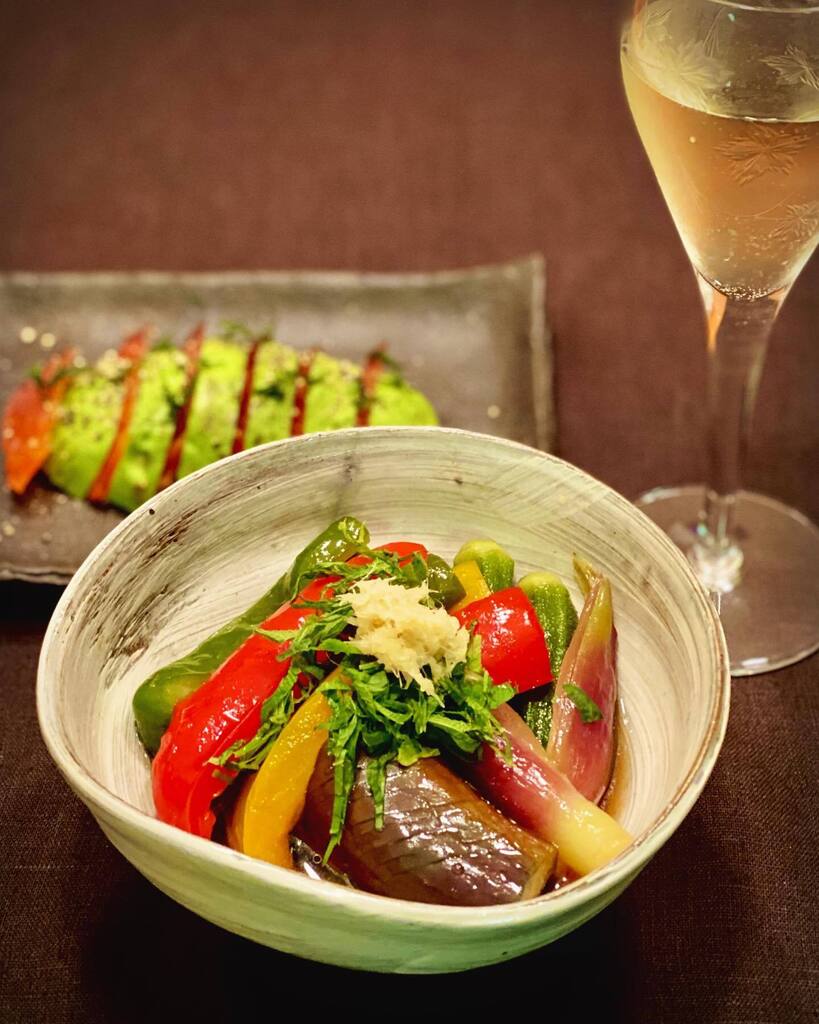 acofuku's tweet photo. 「自宅での揚げ物」という禁を破って夏野菜の揚げ浸しをば。
暑かったから、冷えた白ワインが美味しゅうございますな。

#居酒屋ふく #夏野菜の揚げ浸し #グラブラックスもどきはアボカドと一緒に https://t.co/e5YObk3mW5 https://t.co/fPNGNJp1Ub