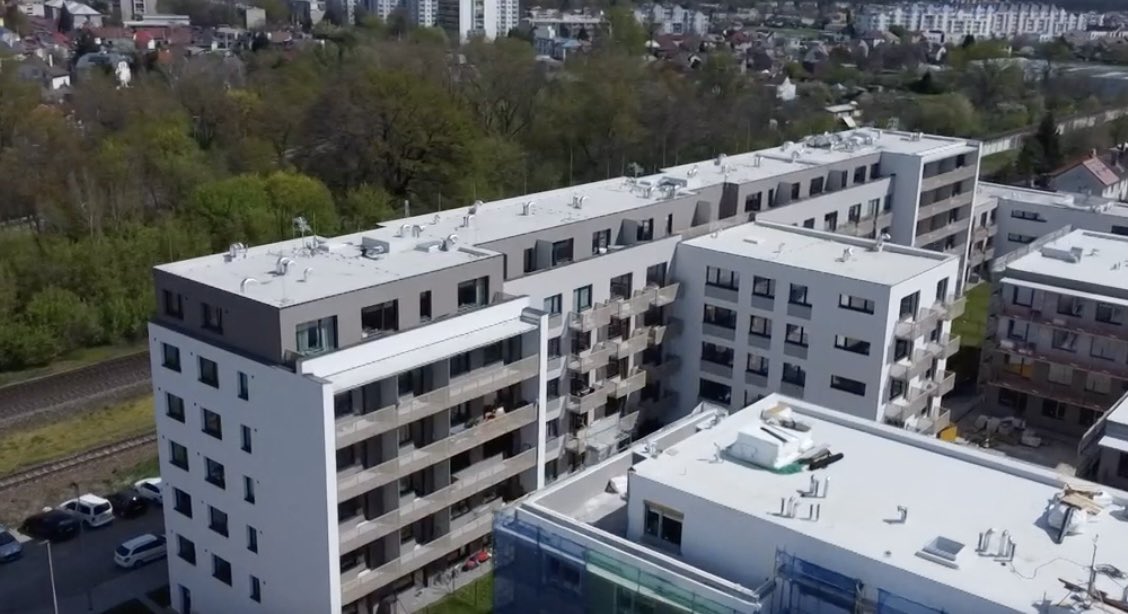 VilemBranda's tweet photo. Největší brownfield v @Pardubice, areál bývalé továrny Tesla, se za poslední 2 roky změnil k nepoznání. Vyrostly tu bytové domy, supermarket se zelenou střechou i park.dům. V nové čtvrti by mělo žít až 750 lidí. Volné jsou už jen 2 byty (cena zhruba 90tis/m2) a 3 řadové domky. https://t.co/LljiEHzxyg