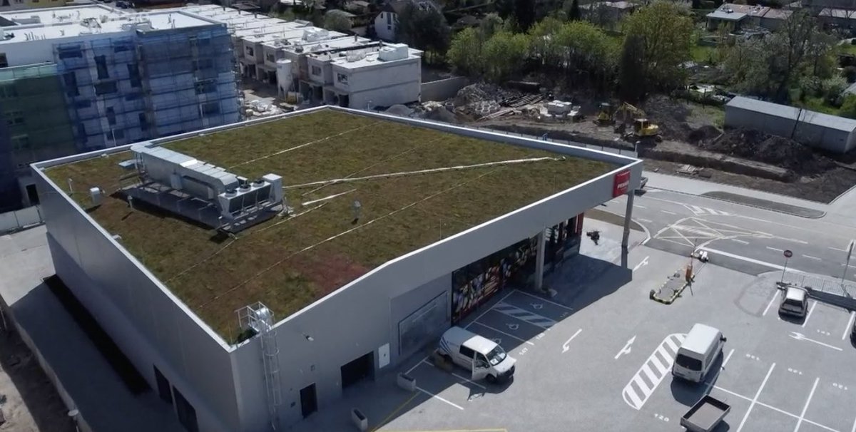 VilemBranda's tweet photo. Největší brownfield v @Pardubice, areál bývalé továrny Tesla, se za poslední 2 roky změnil k nepoznání. Vyrostly tu bytové domy, supermarket se zelenou střechou i park.dům. V nové čtvrti by mělo žít až 750 lidí. Volné jsou už jen 2 byty (cena zhruba 90tis/m2) a 3 řadové domky. https://t.co/LljiEHzxyg