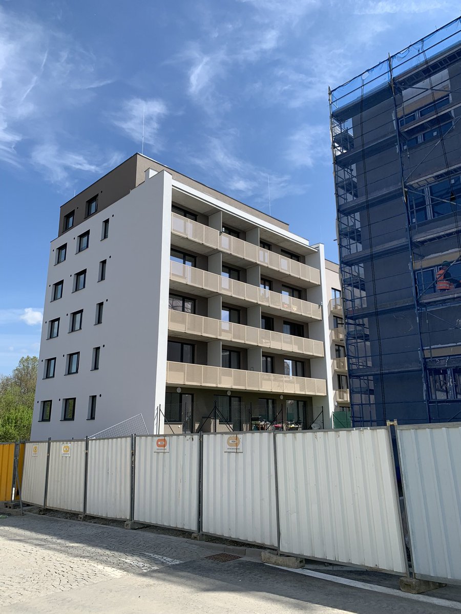 VilemBranda's tweet photo. Největší brownfield v @Pardubice, areál bývalé továrny Tesla, se za poslední 2 roky změnil k nepoznání. Vyrostly tu bytové domy, supermarket se zelenou střechou i park.dům. V nové čtvrti by mělo žít až 750 lidí. Volné jsou už jen 2 byty (cena zhruba 90tis/m2) a 3 řadové domky. https://t.co/LljiEHzxyg