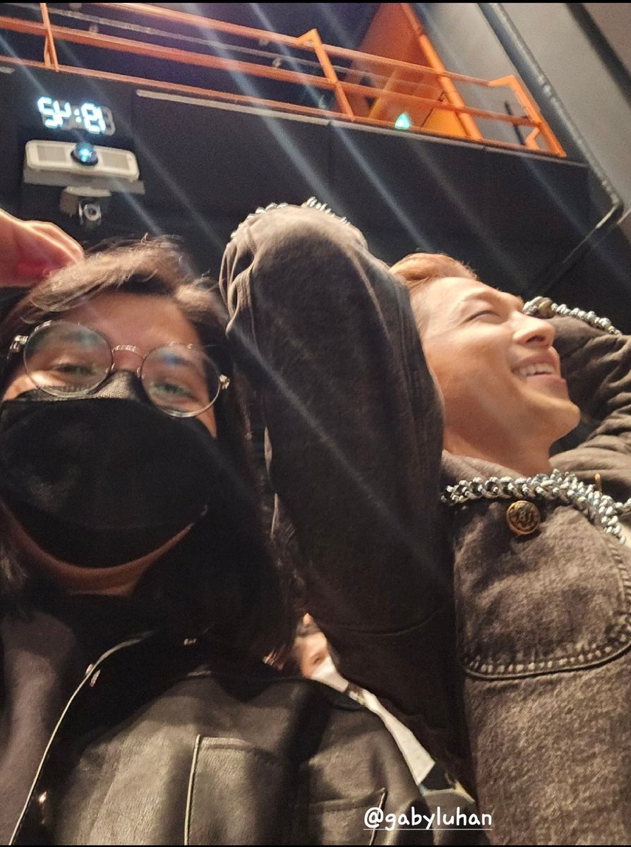 Gabyluhan's tweet photo. IS THIS EVEN REAL?? TAEYANG WAS SEATTING  NEXT TO ME!!! AND WE TALKED A LOT 😭💛💛 https://t.co/VT5lwMTfyy