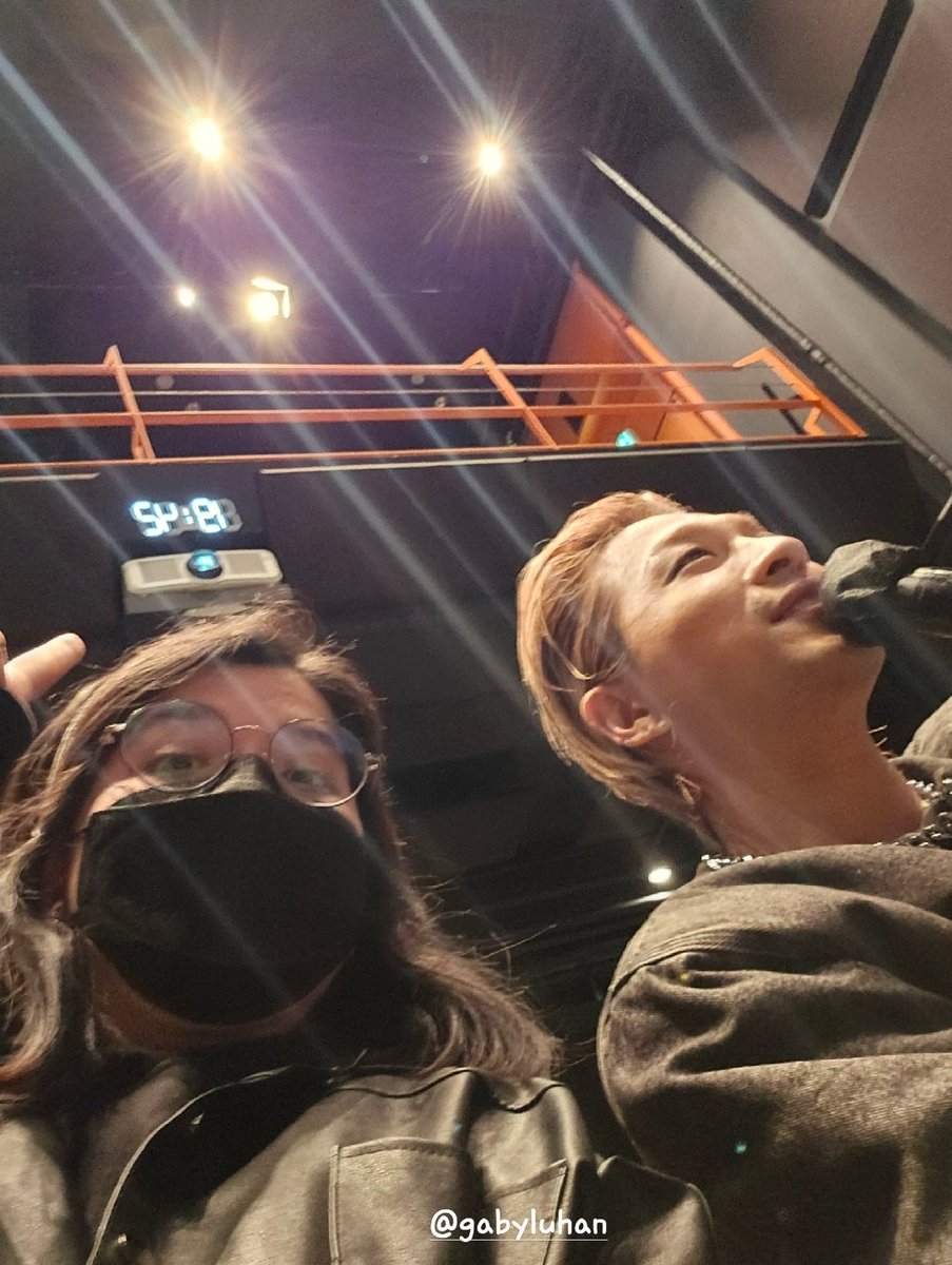 Gabyluhan's tweet photo. IS THIS EVEN REAL?? TAEYANG WAS SEATTING  NEXT TO ME!!! AND WE TALKED A LOT 😭💛💛 https://t.co/VT5lwMTfyy