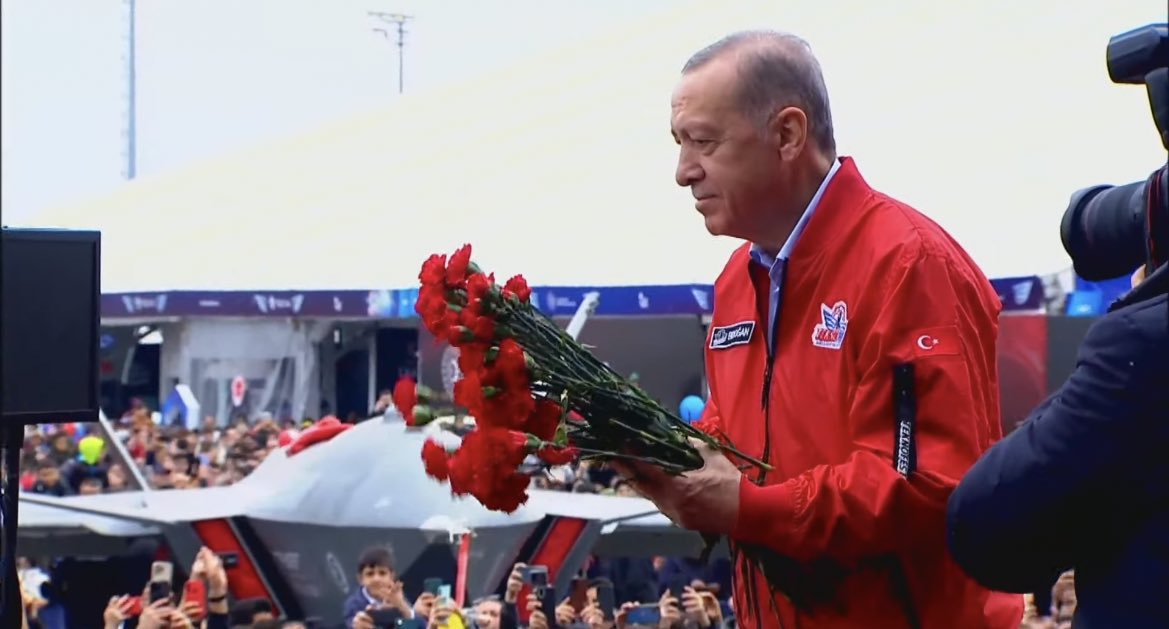 Hamza_tekin2023's tweet photo. (( أردوغان مات..
أردوغان بوضع حرج في المستشفى..
أردوغان تعرض لأزمة قلبية حادة..
أردوغان بوضع خطير وعائلته تهرع إلى المستشفى..
أردوغان يظهر بعينين شاحبتين..
أردوغان يعاني من مرض خطير ))..

أردوغان وأردوغان في إعلامهم الذي يتمنى الأماني.. وفي كل مرة يفشلون ويظهر كذبهم😉

وها هو أردوغان يوزع، قبل قليل، الورد الأحمر على عشرات آلاف المواطنين في مهرجان الفضاء والطيران الأكبر في العالم "تكنوفيست" المنعقد حاليا في إسطنبول😜

يا حرام عليهم وعلى إعلامهم.. أضحكونا اليوم كما أضحكونا بالأمس عندما قالوا إن أردوغان هرب إلى ألمانيا وطلب اللجوء السياسي هناك😂

منك له لها لهم لهن.. اقرأوا جيدا:
أردوغان ليس بصحة جيدة وحسب.. بل أردوغان بصحة ممتازة والفضل لله تعالى أولا وأخيرا❤️

انتظرونا في 14 أيار/مايو 2023.. سنسحق أمانيكم ومشاريعكم بعون الله💪🏻🇹🇷