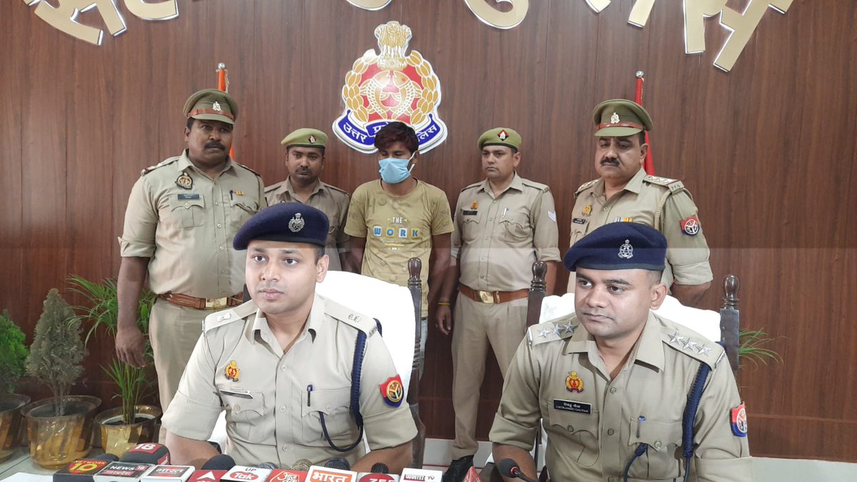 saharanpurpol's tweet photo. #SaharanpurPolice
#PoliceAction

➡️#थाना_कोतवाली_देहात , सहारनपुर पुलिस ने किया अवैध शस्त्र फैक्ट्री का भंड़ाफोड़, 01 शातिर अभियुक्त गिरफ्तार 

➡️38 निर्मित/अर्धनिर्मित शस्त्र व शस्त्र बनाने के उपकरण मय 38 जिन्दा व 03 खोखा कारतूस बरामद 

#UPPolice
@News18UP
@ABPNews 
@ZeeNews https://t.co/3LPklBGLRJ