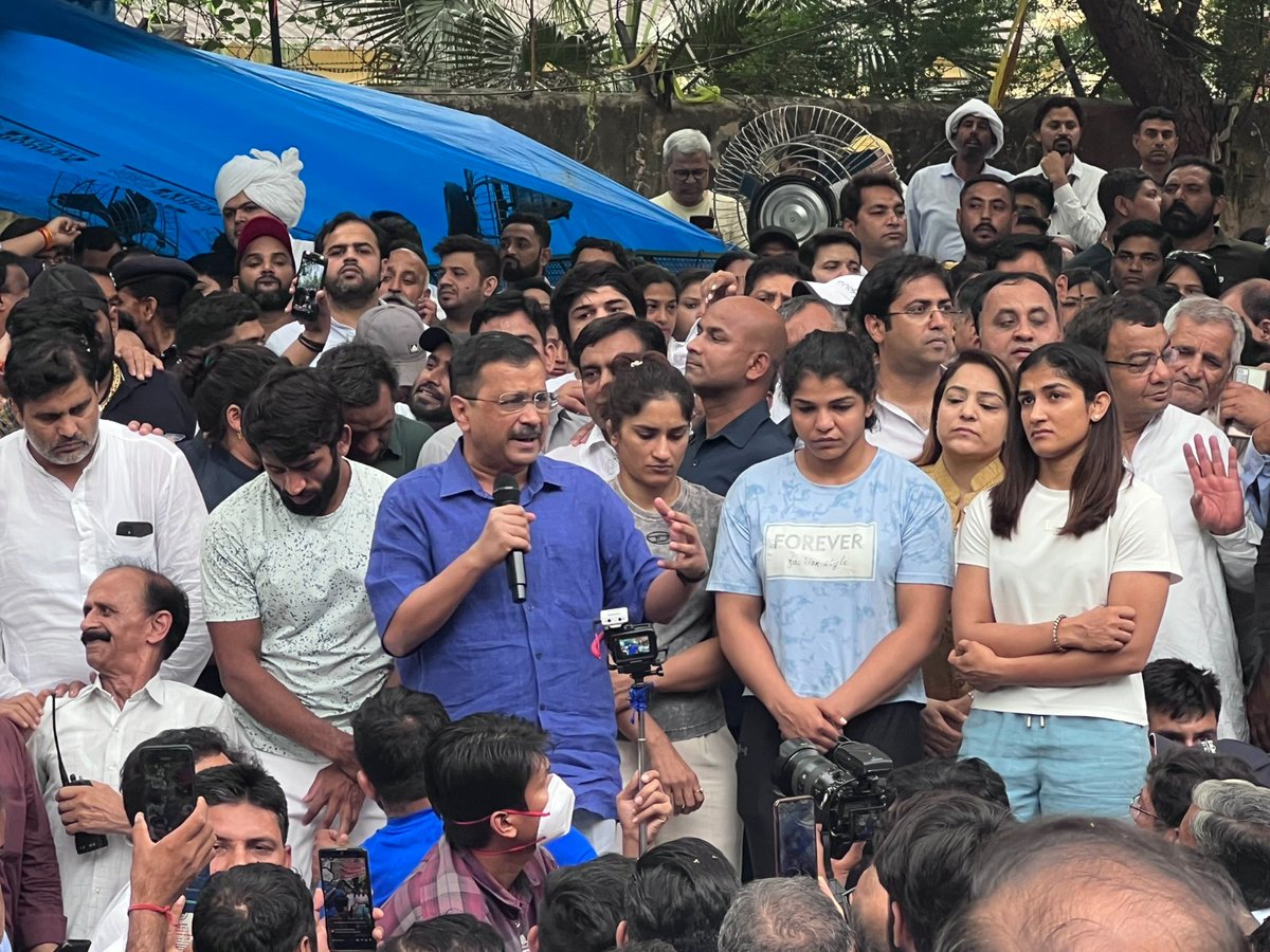 Delhi CM <a href="/ArvindKejriwal/">Arvind Kejriwal</a> पहलवानों से मिलने जंतर-मंतर पहुंचे।

BJP के बाहुबली नेता द्वारा महिला खिलाड़ियों के यौन उत्पीड़न के ख़िलाफ़ न्याय की मांग को लेकर सभी Wrestlers 7 दिन से धरने पर बैठे हैं।

#KejriwalStandsWithChampions