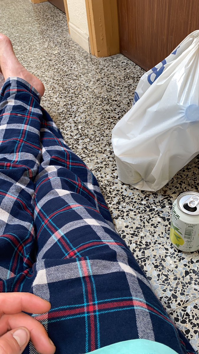 llibreti's tweet photo. M'he aixecat amb tanta ressaca que he fet la compra per Glovo per no sortir de casa en tot el dia. Visc en un 4t sense ascensor i em sap greu que pugin caminant així que he baixat a buscar la compra, però l'aire ha tancat la porta. Estic així ara. https://t.co/NrrAJi3HQB