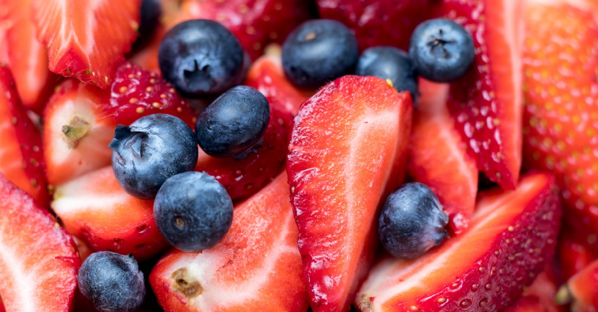 WebMD's tweet photo. Red and blue fruits like blueberries and strawberries are rich in a flavonoid called anthocyanin -- research suggests this pigment can slow down your lungs’ natural decline as you age. https://t.co/3buyGb7pyV https://t.co/x0PgJI3Pss