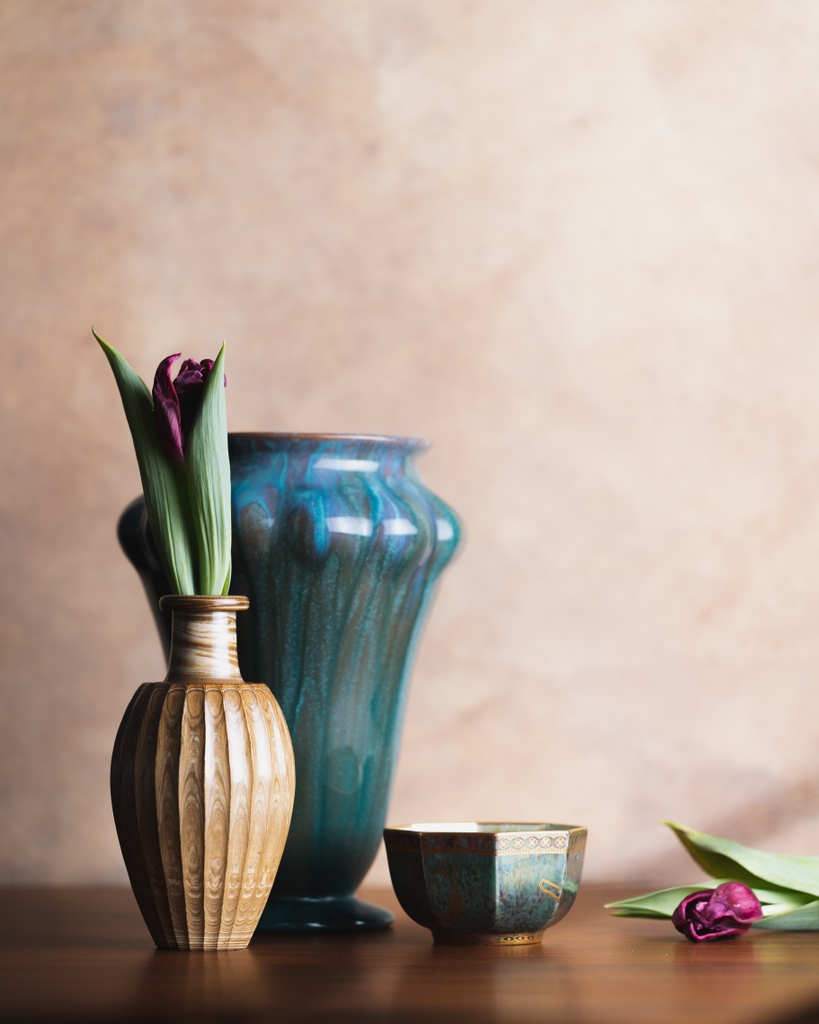 Doulton Lambeth's Agate wares (seen on the frontmost vase) used a centuries-old technique to create pottery resembling the fine gemstone.⁠ The marbled effect does not come from the glaze but from different-colored clays that are kneaded together.