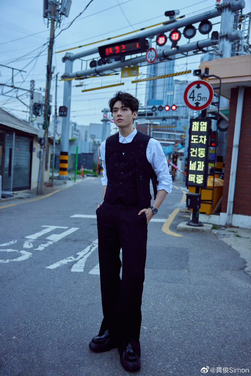 gongjun_'s tweet photo. @LouisVuitton Tuning in with Brand Ambassador Gong Jun 💙

GONG JUN X LOUIS VUITTON
#GongJunLVPreFall23
#공준 #LVPREFALL23 https://t.co/K86SMXnG8H