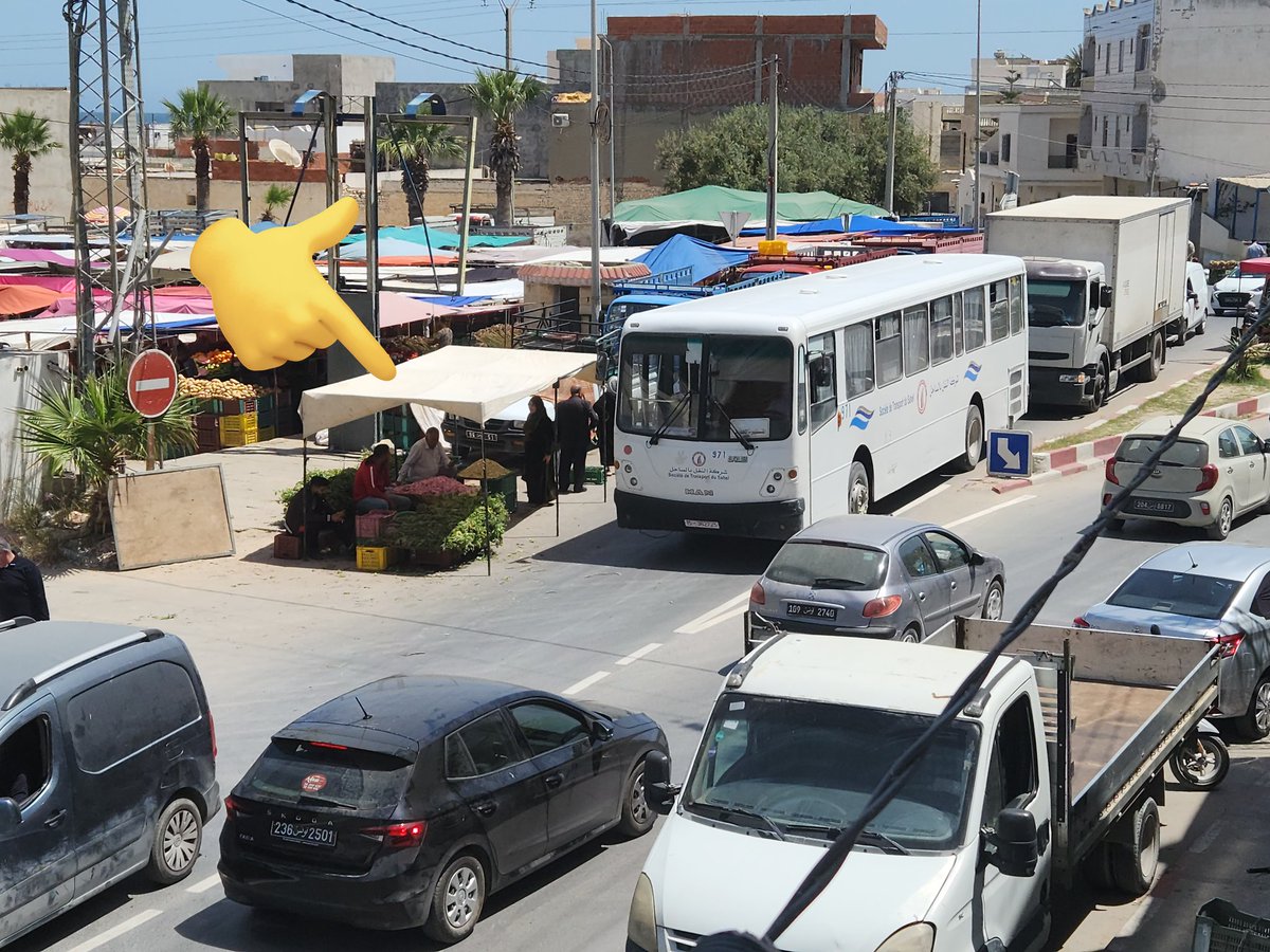 HabibMhenni's tweet image. Maintenant, celui qui occupe la moitié de la chaussée pour installer son étal, on en fait quoi ?
#Tunisie #Sayada