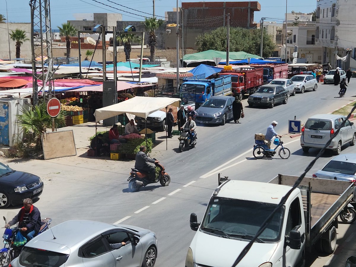 HabibMhenni's tweet image. Maintenant, celui qui occupe la moitié de la chaussée pour installer son étal, on en fait quoi ?
#Tunisie #Sayada