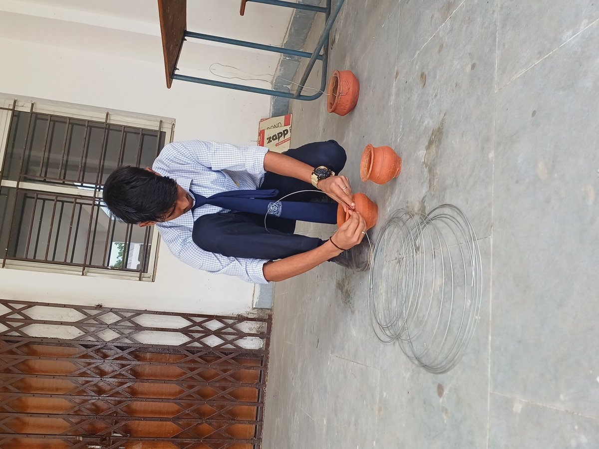 AmanKumar226's tweet photo. दिनांक 29/04/2023   पक्षियों के संरक्षण के लिए कॉलेज प्रांगण में जगह जगह पर पानी एवं खाने का पात्र लगाया । @_NSSIndia  @kamalkumarkar @YASMinistry @NisithPramanik @NSSRDPATNA @jhar_governor @NssDcrRanchi @NssRURanchi @AshaLakra79 https://t.co/mguMg8HVGp