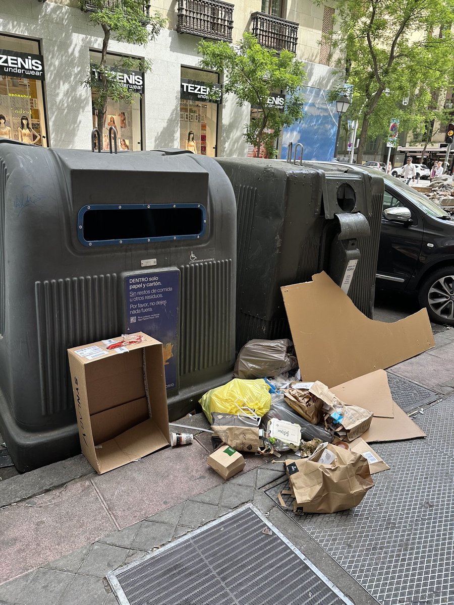 silviamun's tweet photo. @012CMadrid @Lineamadrid A la espera estoy @012CMadrid y @Lineamadrid esto sigue igual, la acera rota y llena de basura. Ahora la foto de las ratas miedito me esta dando, hay cucarachas y el olor a pis es infernal. Todos los dias tenemos que aguantar esto, hasta cuando? https://t.co/XC1pzZqnPf