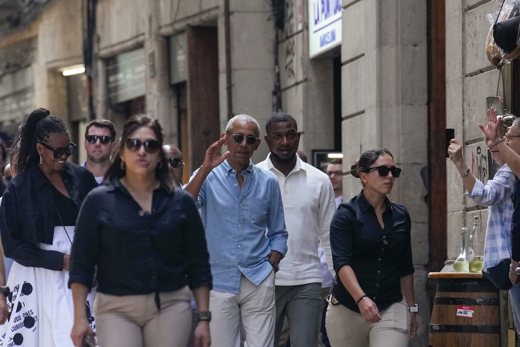 ciclbh2's tweet photo. 🔴DE TRACA❗ 
Barack y Michel #Obama supuestamente 'activistas' contra el #CambioClimatico ,se han cruzado el Atlántico
#NewYork 🛫🛬 #Barcelona
en este Bombardier Global 600 contaminando para acudir al cocierto de la gira de #BruceSpringsteenbcn
cuando actúa 30 veces en🇺🇸
Y 20🚘 https://t.co/SWInAzhqEF