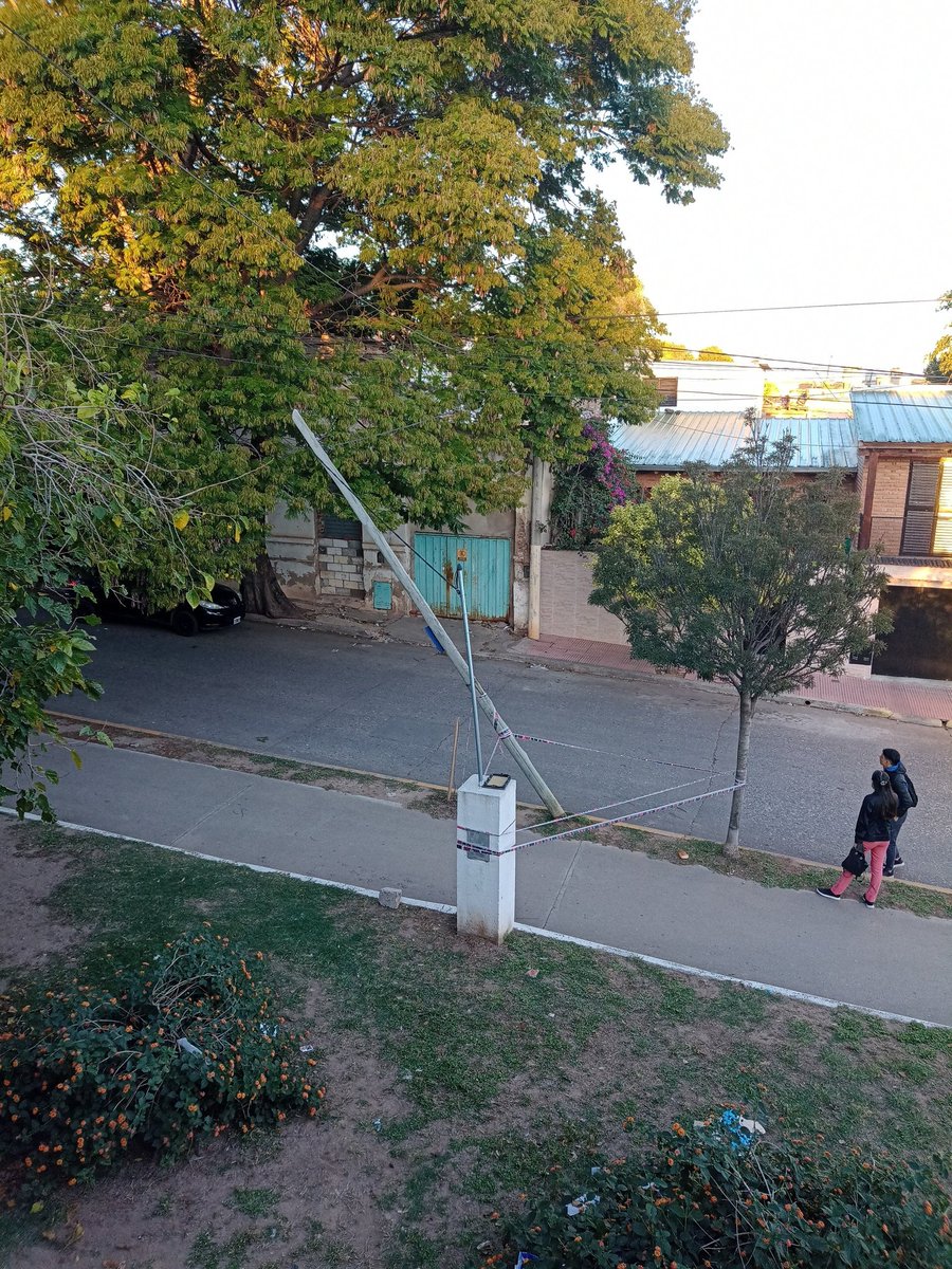 LSclauzero's tweet photo. @EpecOficial ya se reclamó ayer 28/04 y ninguna cuadrilla llegó. Se está por quedar sin luz la comisaría y la unidad judicial! Santiago Cáceres esquina Los Cocos de barrio Cáceres. https://t.co/4IwsVu9EtM