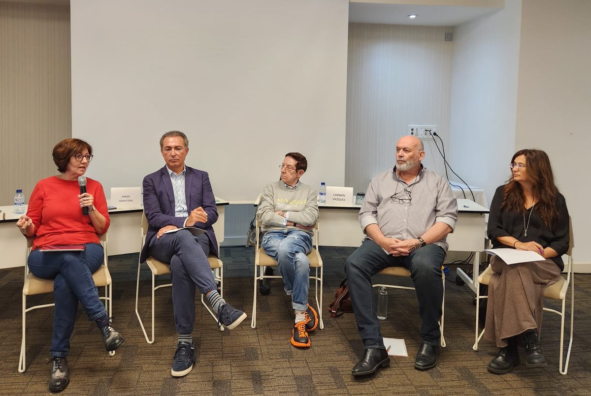 aetgestalt's tweet photo. Una de las ponencias más esperadas. Reflexionamos sobre la denominación del terapeuta y el futuro de la práctica, con aproximaciones desde la clínica, el derecho, lo social 🔝

🗣️Ángel D. Saavedra, Concha Álvarez, Carmen Vázquez, Maru Martí y José Luís López

 #AETGestalt35J https://t.co/9YAcV838m9